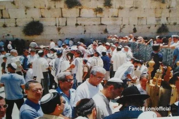 Israelis Purchasing Daoist Peace Amulets Near the Western Wall